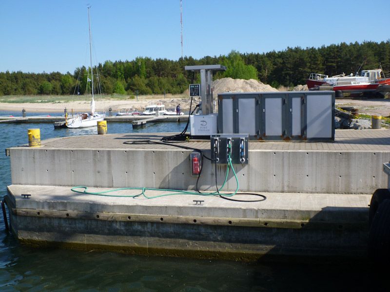 Klein, aber es gibt eine Tankstelle - sogar für Benzin und Diesel!