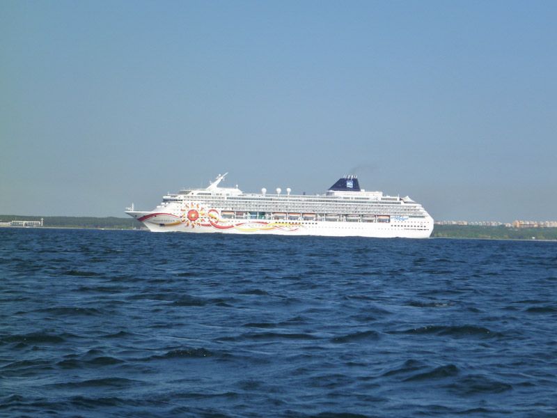 Fähren und zahlreiche Kreuzfahrer passieren uns.