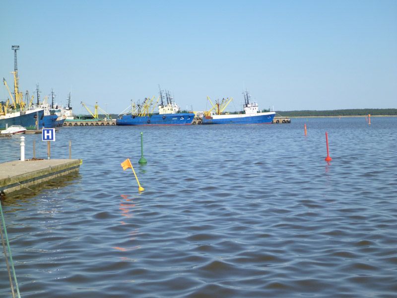 Die Hafenein-/ausfahrt ... nicht wirklich breit.