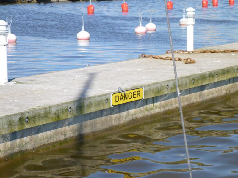 Am Steg findet man einige Schilder mit "Danger".