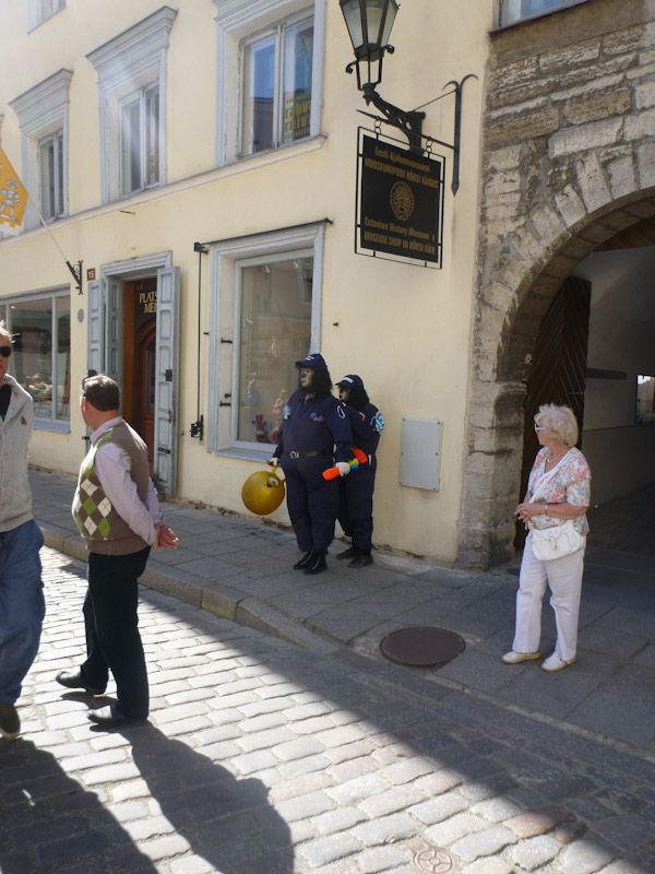 ...als Waffe haben sie Bananen dabei.