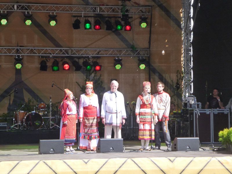 Ständig gibt es Tänze und Musikeinlagen auf dem Rathausplatz.