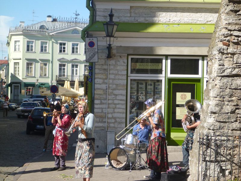 Sie haben uns besonders angetan. Wenn auch nicht immer der richtige Ton dabei war, lustig waren sie.