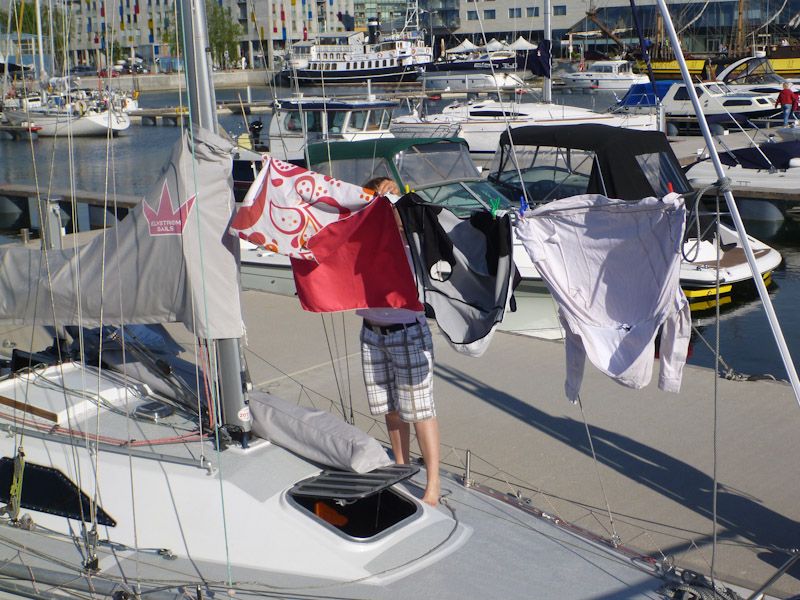 Auch wenn die Liegegebühr mit 30 Euro pro Tag recht happig ist, aber wir können waschen so viel wir wollen....