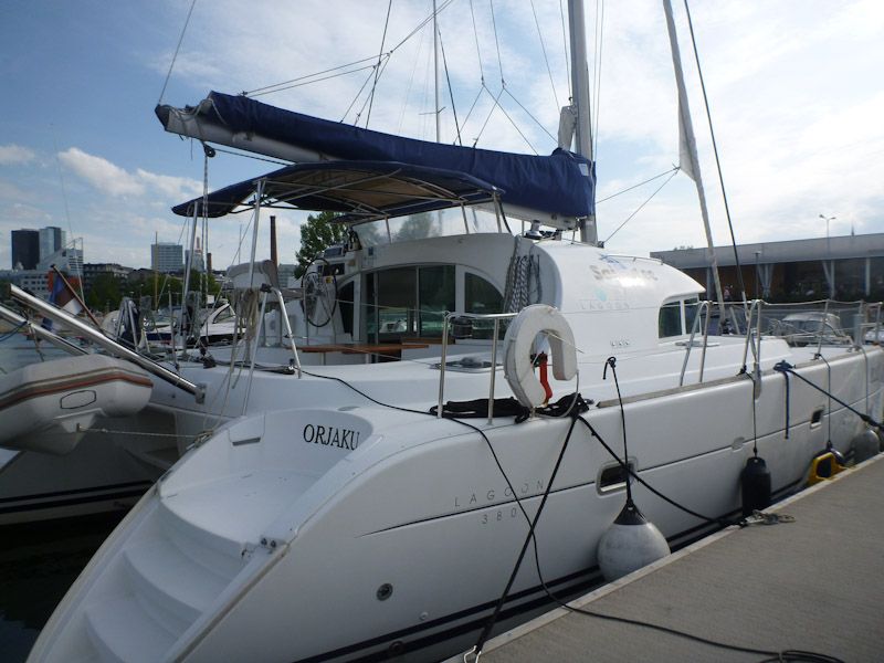 Und fahren mit dem 38 Fuß Kat raus.