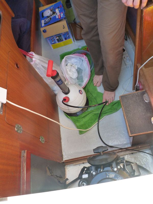 ...und macht den Ölwechsel.