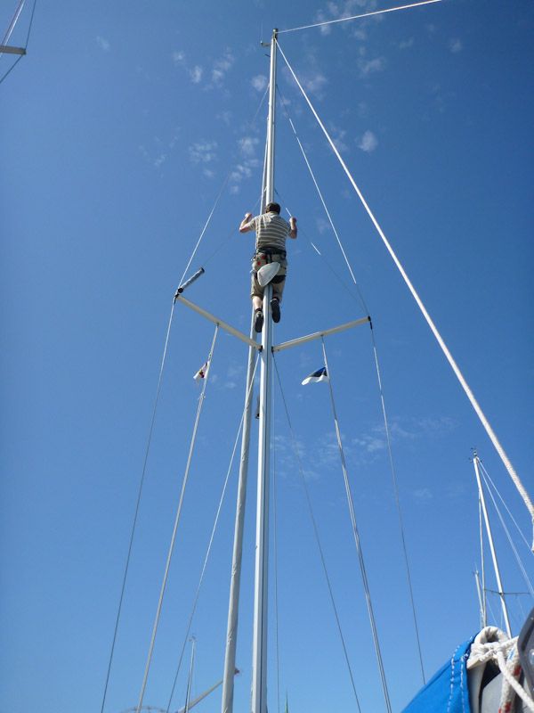 Wir sorgen dafür, dass die Florentine entdlich wieder einen Verklicker hat und ziehen Uwe in den Mast.