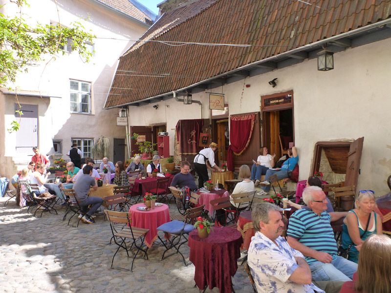 In dem Hof der Meister gibt es verdammt leckeren Kuchen und Kakao.