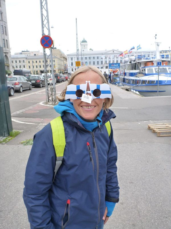 Silja testet eine neue Sonnenbrille.