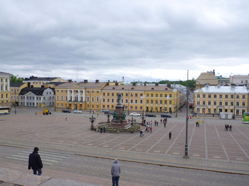 Vor ihr der mächtige Senatsplatz.