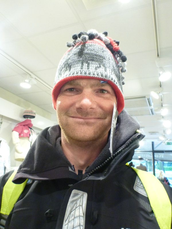 Silja ist auf der Suche nach einer neuen Mütze. Die alte ist baden gegangen und Jan sucht mit....