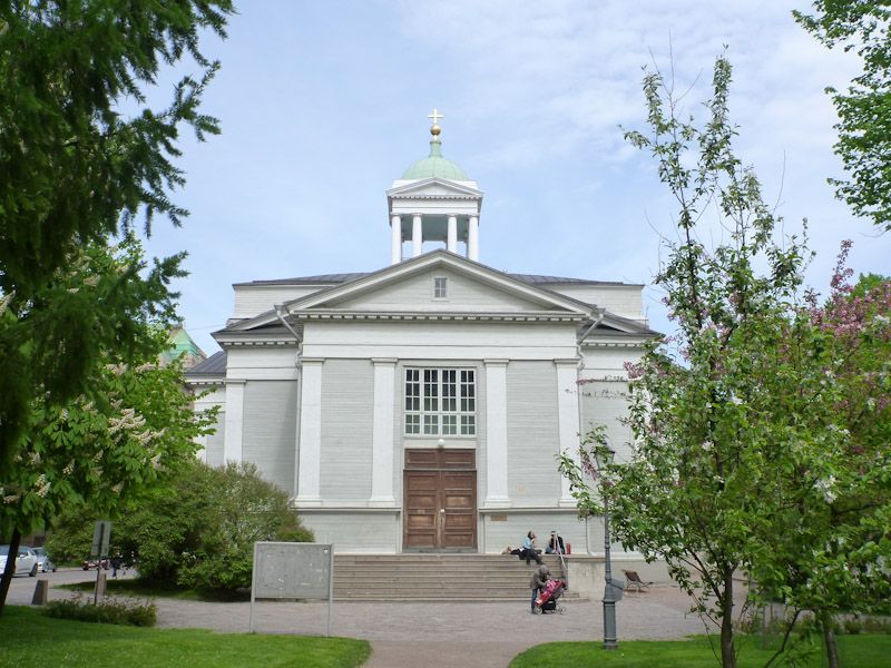 Das hölzerne Gotteshaus ist umgeben von einem netten Park.