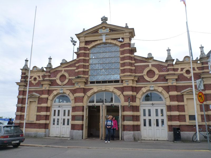 Hier in dieser alten Markthalle gibt es viele Delikatessen.