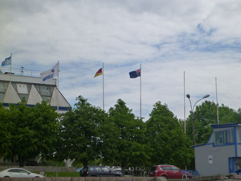 Die deutsche Flagge ist schon gehisst, Conny und Uwe sind schon da!