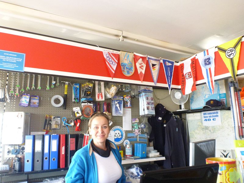 Wir verabschieden uns von der netten Hafenmeisterin im HMVK. Nett war es hier!