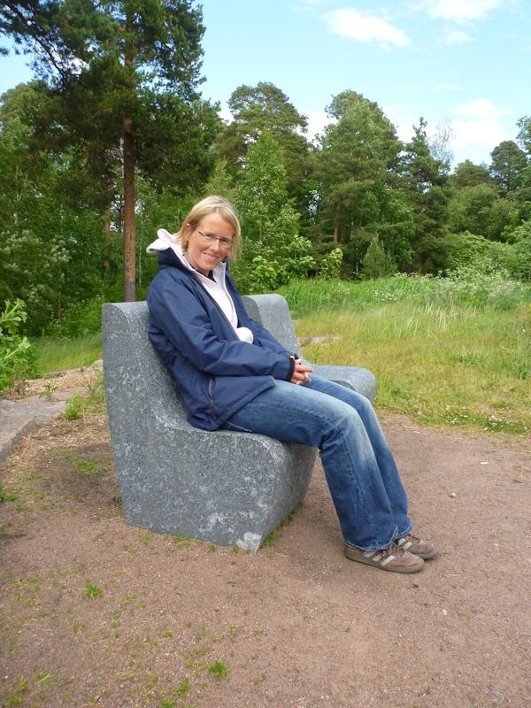 Silja testet die "Sessel" im Park.