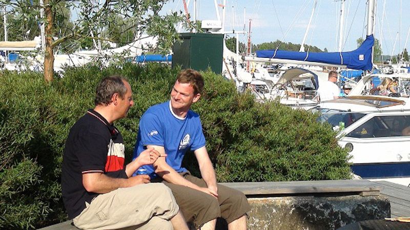 Uwe und Jan diskutieren und freuen sich aufs Essen (Foto: Uwe und Conny Florenz).