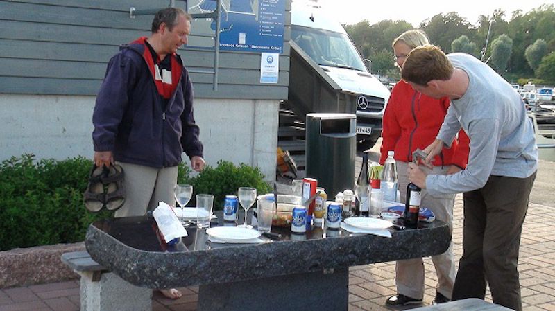 Der Tisch ist gedeckt: es kann losgehen (Foto: Uwe und Conny Florenz).