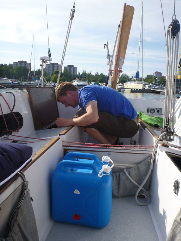 Wir versuchen das russische Benzin zu entsorgen.