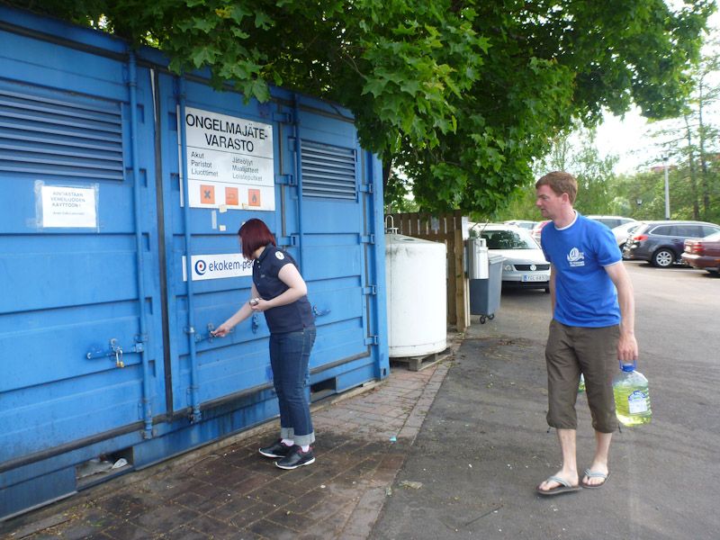 Jan bringt zehn Liter russisches Benzin in den Container.