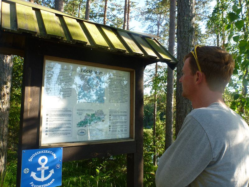 Immerhin eine Karte gibt es hier, ebenso wie eine Trockentoilette und einen Grillplatz.