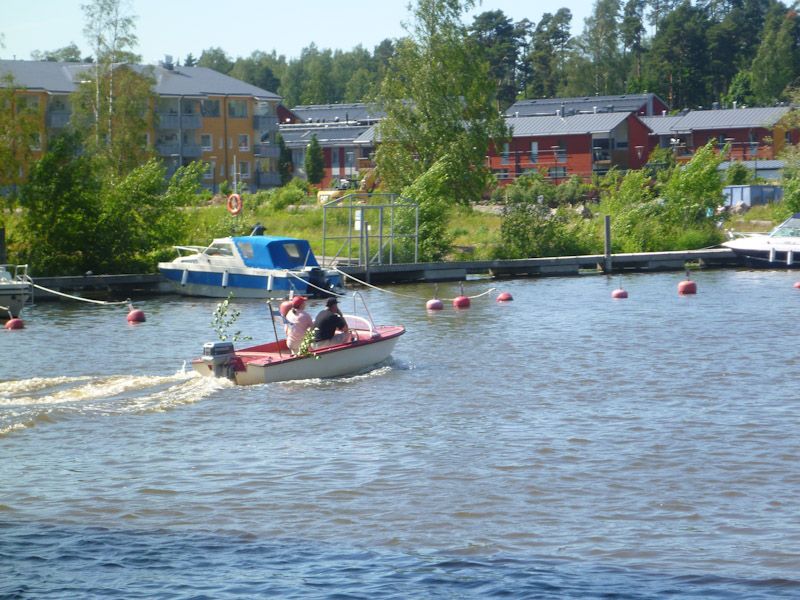 Hier fahren überall geschmückte Boote - das Johannisfest wird gefeiert.