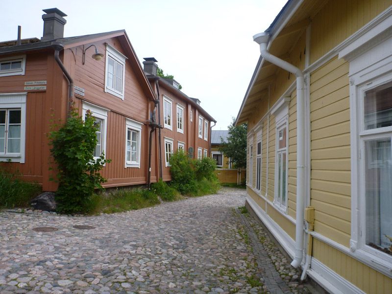 Überall alte Holzhäuser und kleine Gassen.