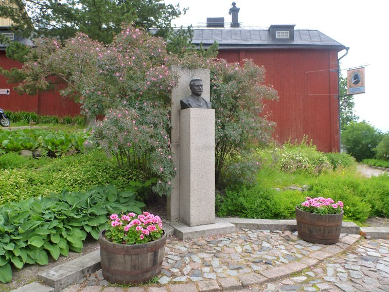 Immer wieder Denkmäler und kleine grüne Ecken.