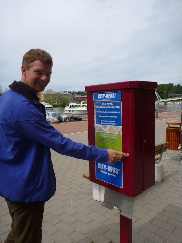 In Porvoo gibt es Stadtpläne aus dem Automaten. Knopf drücken...