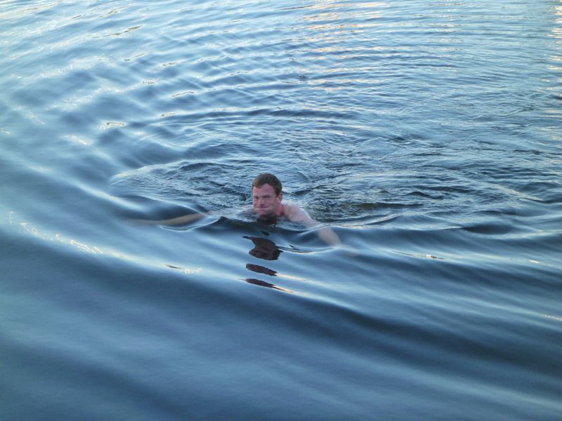 Jan nimmt ein leicht kühles Bad.