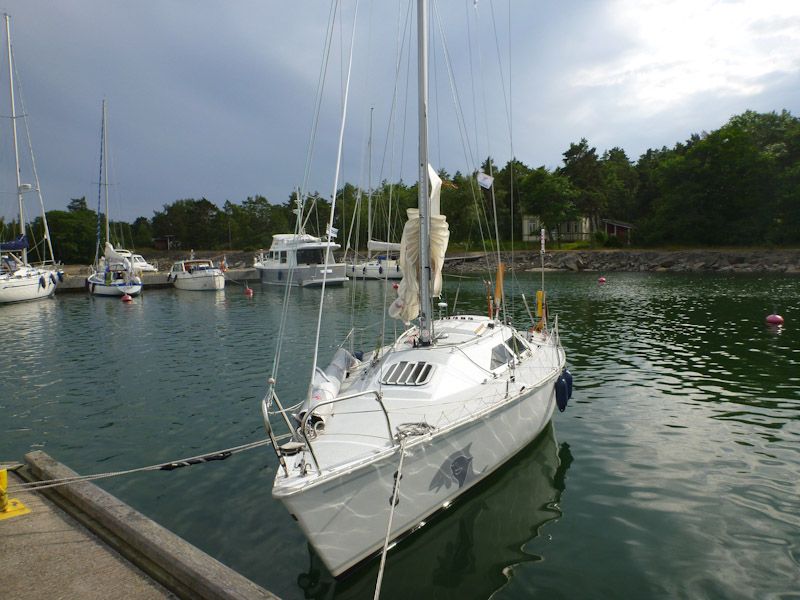 Wir haben einen ruhigen Liegeplatz an einer Heckboje.