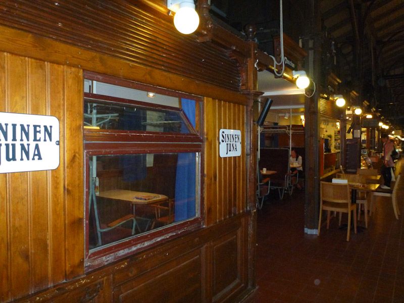 In der Markthalle kann man essen, als säße man in einem Eisenbahnwaggon.