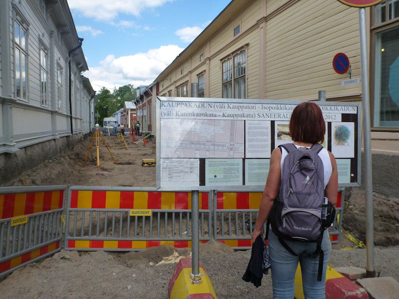 Hier werden Ausgrabungen durchgeführt, einen Schlüssel und eine Münze hat man schon gefunden.