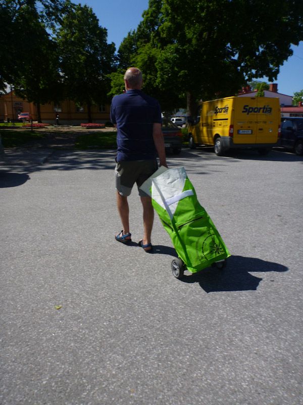 Wir gehen einkaufen mit Frank und Doro, die Sackkarre hat leichte Schräglage...