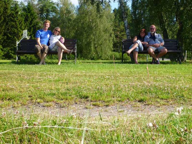 Wir entspannen auf den Bänken: Bank Fritsjen und Bank Julius.