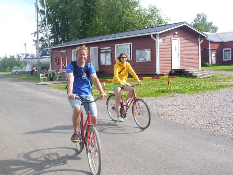 Wir nehmen die Räder und fahren ins Städtchen.