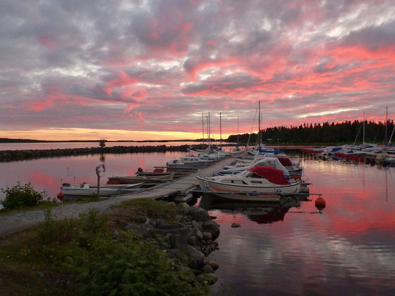 ...die Stimmung im Hafen um Mitternacht.
