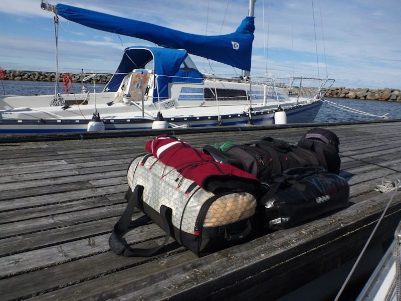 Gepackte Taschen stehen auf dem Steg.