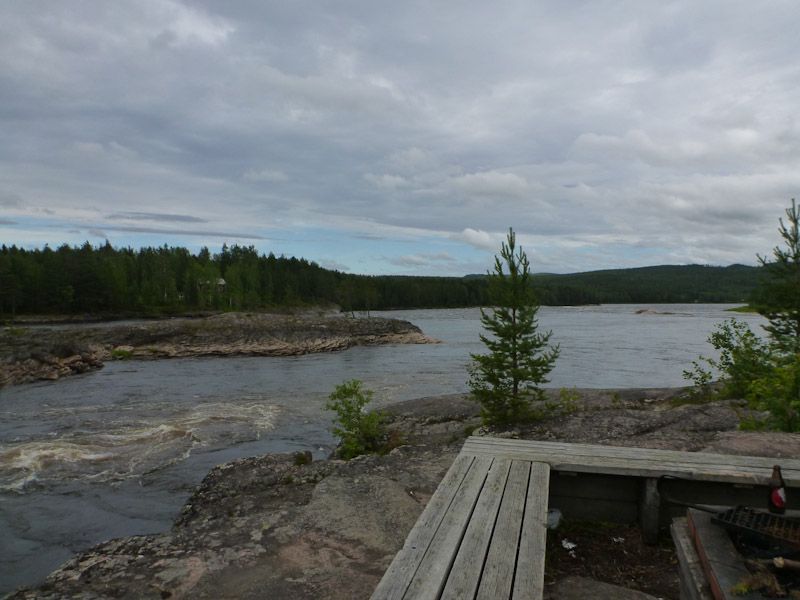 Wir fahren an Flüssen und Seen vorbei.
