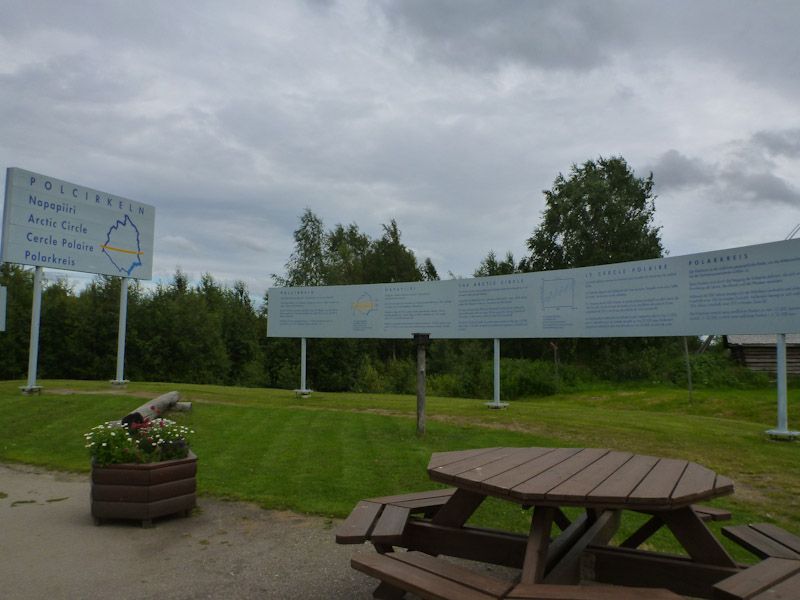 Wir passieren den Polarkreis.