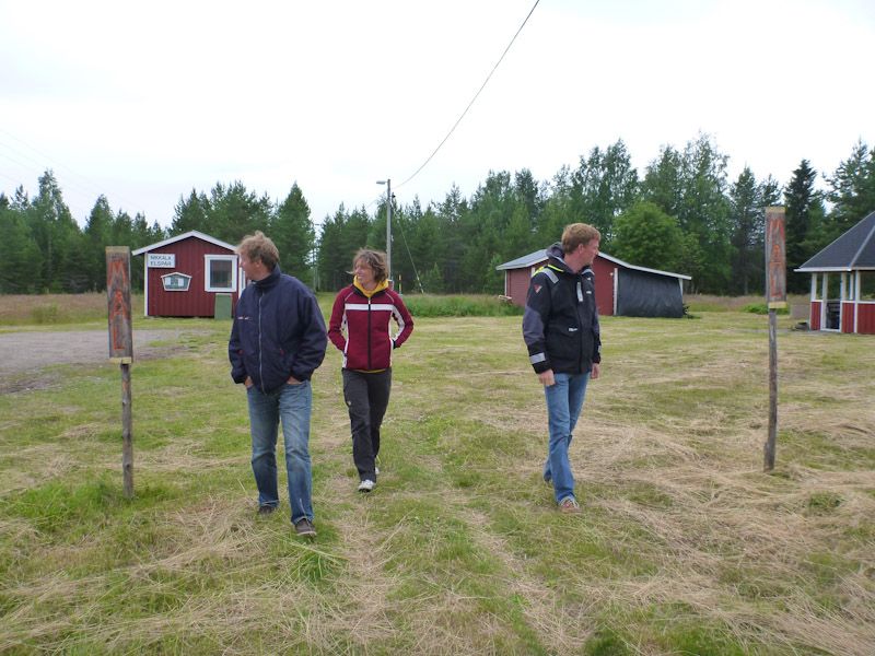 Wir entdecken die Langlaufloipe und durchlaufen sie vom Ziel zum Start.