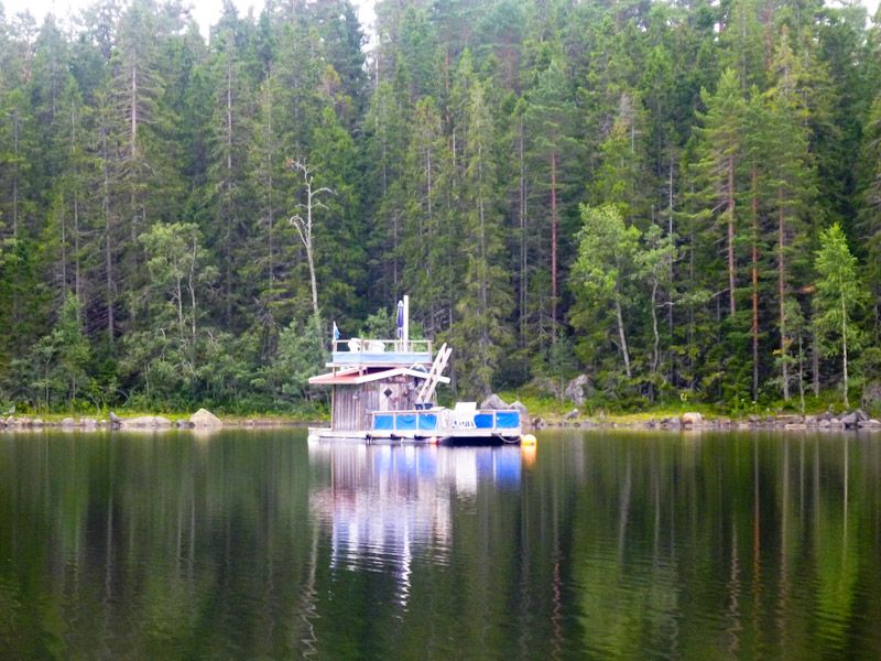 Einige haben ihre Sommerhäuser direkt auf dem Wasser.