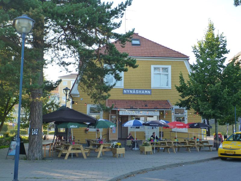 Sehr gut, das Cafe bestätigt es uns, wir sind richtig hier - wir sind in Nynäshamn.