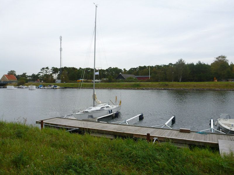 Wir machen eine Pause während wir auf die Brückenöffnung warten.