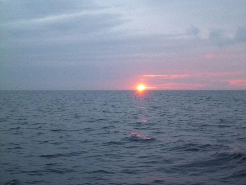 Ein schöner Sonnenuntergang trotz vieler dunkler Wolken.