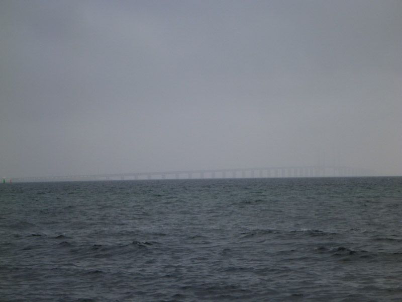 Nur im Dunst kann man die Öresund-Brücke erkennen.