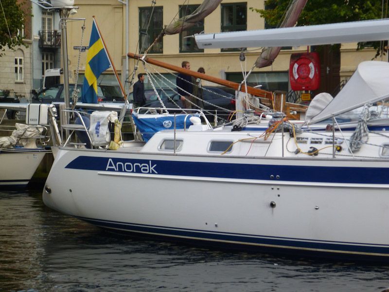 Mit uns im Hafen die "Anorak" - ein merkwürdiger Schiffsname, finden wir.