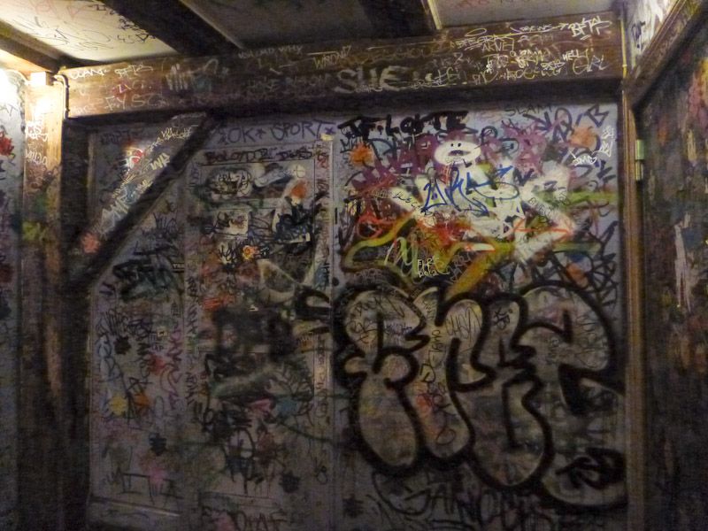 Das Treppenhaus zum Restaurant suggeriert etwas vollkommen anderes - das Restaurant war 1A.