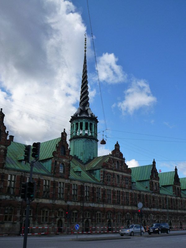 Wir schlendern vorbei an der Börse.