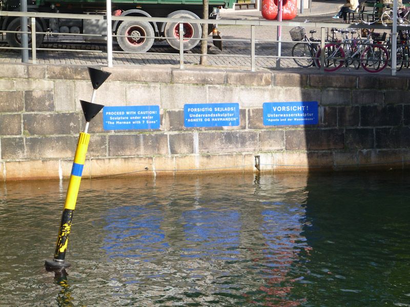 Eine Untiefentonne im Kanal? Extra für Agnete und den Wassermann...